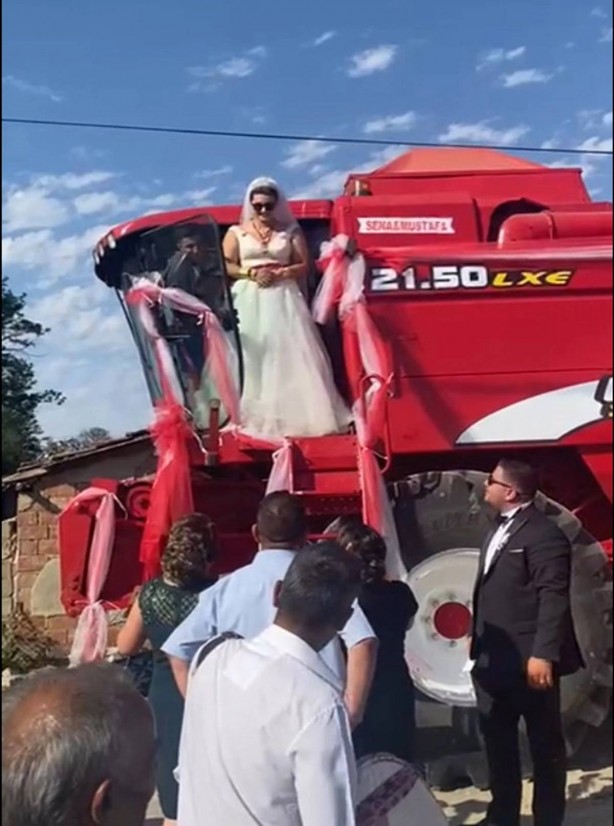 Foto - Biçerdöverin üzerindeki genç çifti o halde görenler şaştı kaldı! Gözlerini ovuşturup tekrar baktılar, vallahi pes...