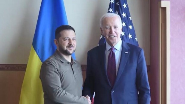 Biden ve Zelenski G7’de bir araya geldi