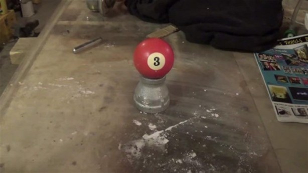 Bilardo topunun içini gördünüz mü?