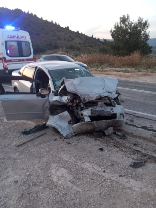 Foto - Bilecik'te iki otomobil çarpıştı: 1 ölü, 2 yaralı