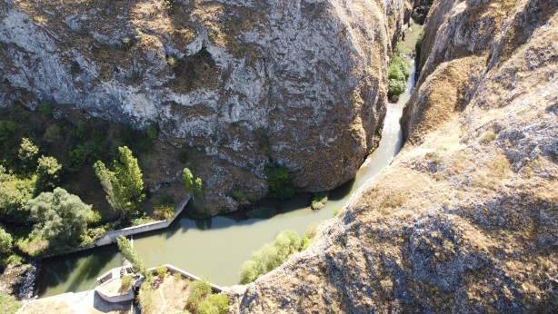 Foto - Bilecik'teki tarihi "Kızlar Kalesi"ni duyan yüzbinler akın ediyor! Ünlü peribacalarına benzer görüyor! İşte güncel bilgiler