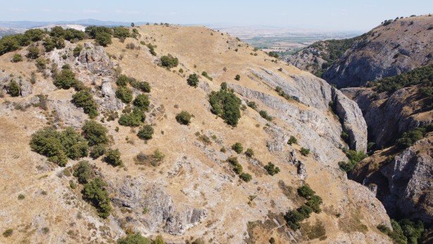 Foto - Bilecik'teki tarihi "Kızlar Kalesi"ni duyan yüzbinler akın ediyor! Ünlü peribacalarına benzer görüyor! İşte güncel bilgiler