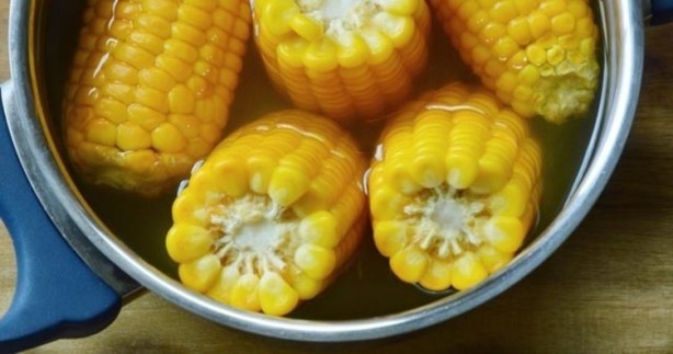 Foto - Bilenler, bir damlasını bile dökmüyor! Haşlanmış mısırın suyu tam bir şifa deposu çıktı! Faydalarını duyunca küçük dilinizi yutacaksınız