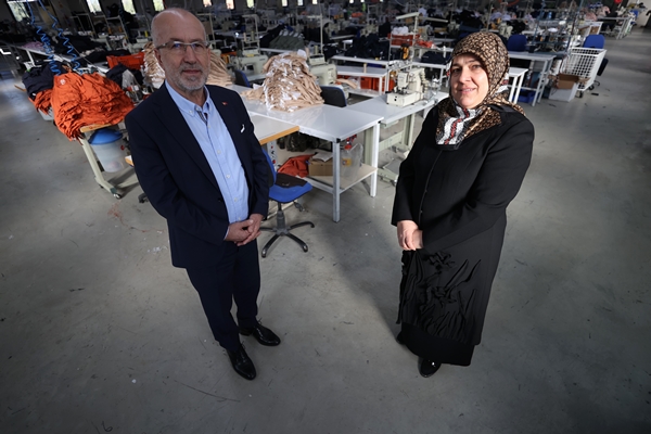 Foto - Bileziklerini satarak başladı... Şimdi dünyaya satıyor