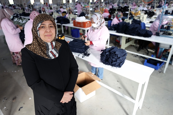 Bileziklerini satarak başladı... Şimdi dünyaya satıyor