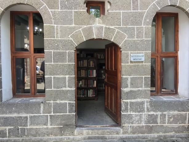 Foto - Bilgi arayanların adresi: Ahmet Arif Edebiyat Müze Kütüphanesi