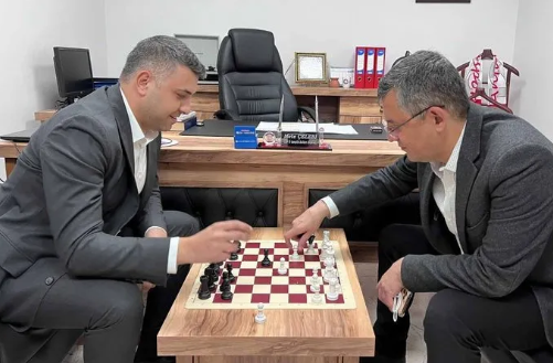 Foto - Bilgileri sızdırıp rüşveti alan kişi Özgür Özel’in satranç arkadaşı çıktı