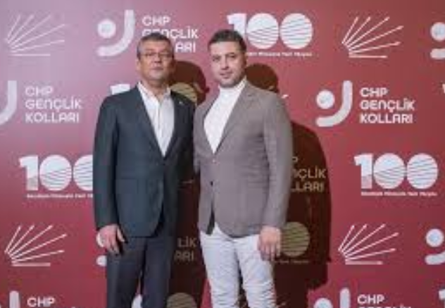 Foto - Bilgileri sızdırıp rüşveti alan kişi Özgür Özel’in satranç arkadaşı çıktı