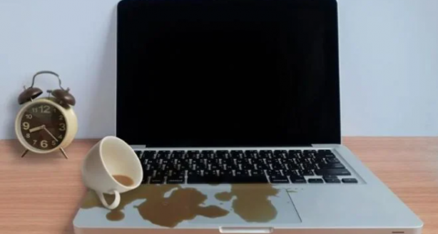 Foto - Bilgisayar kullanırken sakın bunları yapmayın! Başınıza her iş gelebilir