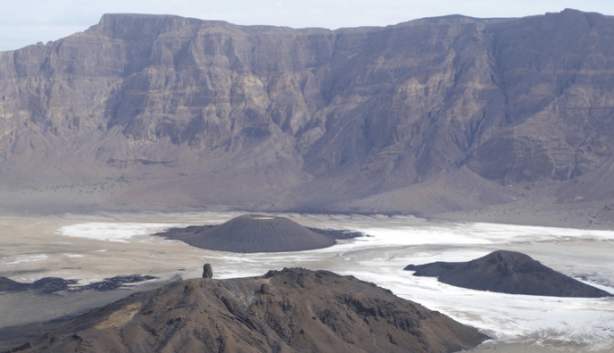 Foto - Bilim adamları çukurun içerisine gizlenmiş bir şekilde onun yüzünü fark etti! Meğerse bizleri izliyormuş