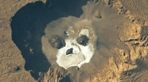 Bilim adamları çukurun içerisine gizlenmiş bir şekilde onun yüzünü fark etti! Meğerse bizleri izliyormuş