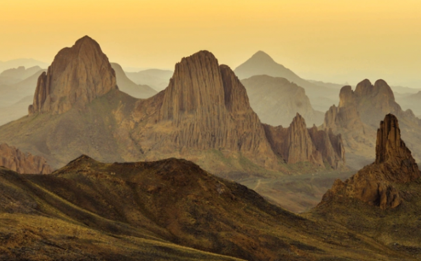 Foto - Bilim adamları çukurun içerisine gizlenmiş bir şekilde onun yüzünü fark etti! Meğerse bizleri izliyormuş