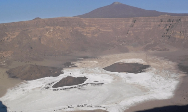 Foto - Bilim adamları çukurun içerisine gizlenmiş bir şekilde onun yüzünü fark etti! Meğerse bizleri izliyormuş