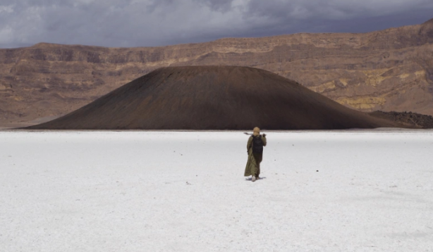 Foto - Bilim adamları çukurun içerisine gizlenmiş bir şekilde onun yüzünü fark etti! Meğerse bizleri izliyormuş