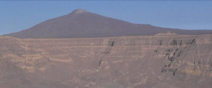 Foto - Bilim adamları çukurun içerisine gizlenmiş bir şekilde onun yüzünü fark etti! Meğerse bizleri izliyormuş