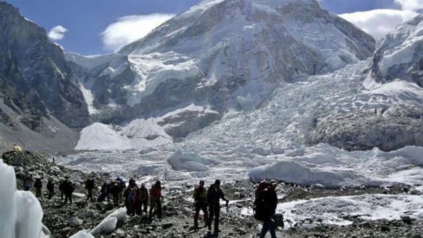 Foto - Bilim adamları şaşkın! Everest Dağı, 1 metre yükseldi