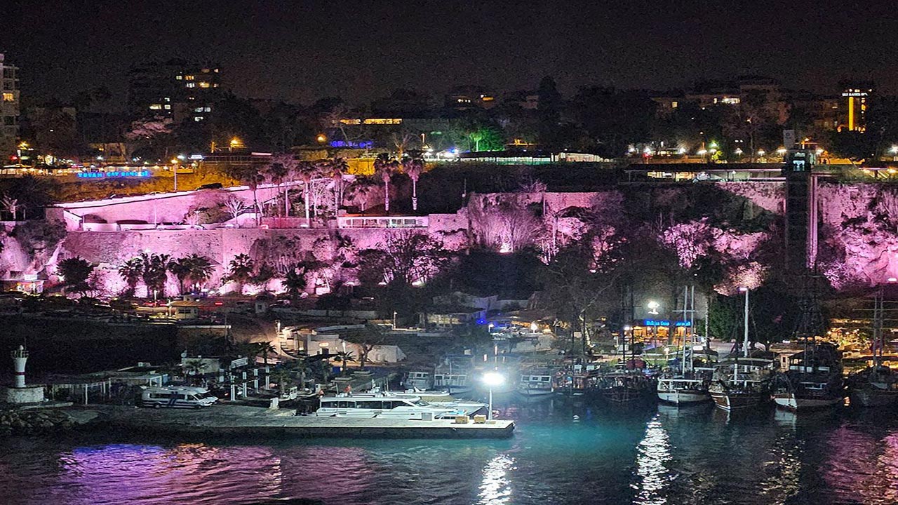 ‘Bilim bilim’ diyenler bilim adamlarını çiğnedi! CHP’li belediyeden Antalya’da pavyon gibi proje