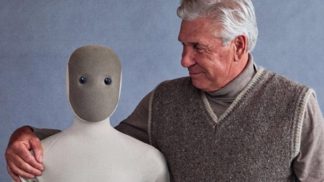 Bilim kurgu filmi değil gerçek! İşte çamaşır katlayan, evi toplayan insansı robot 'Neo'