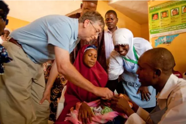 Foto - Bill Gates insanlara çip mi taktı? Komplo teorisi mi gerçek mi?