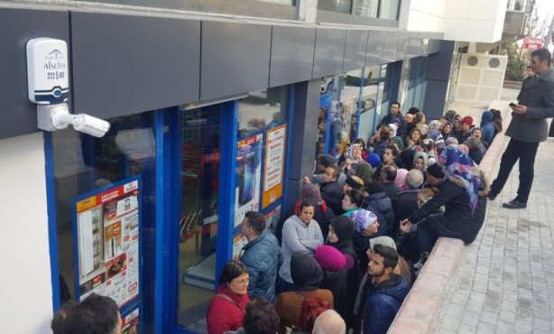 Foto - BİM’den görülmemiş indirim! Duyan, kar- yağmur demeden koşuyor! Acele edin, kapıda kuyruk oluştu