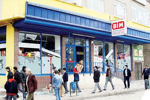 Foto - BİM'e girerken neden iki kapıdan geçiliyor?