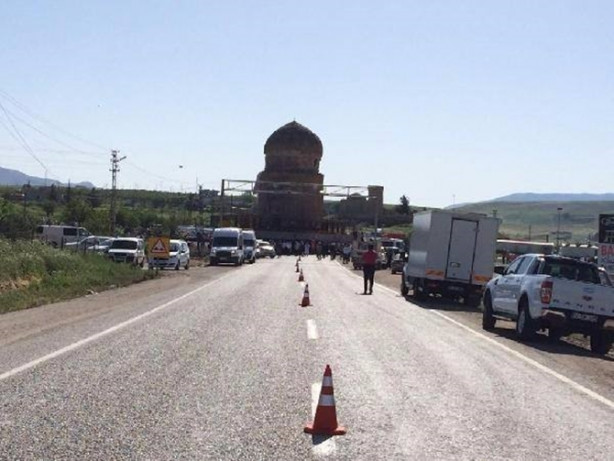 Foto - Bin 100 tonluk türbe taşınıyor!