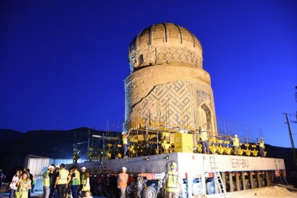 Foto - Bin 100 tonluk türbe taşınıyor!