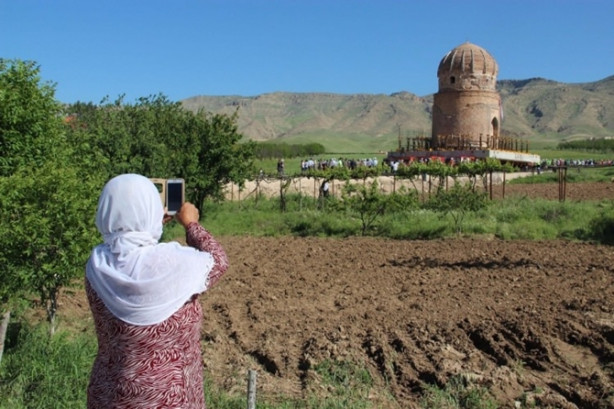 Foto - Bin 100 tonluk türbe taşınıyor!