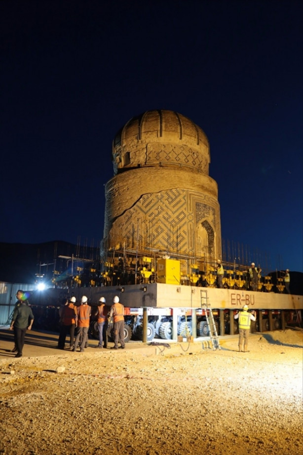Foto - Bin 100 tonluk türbe taşınıyor!