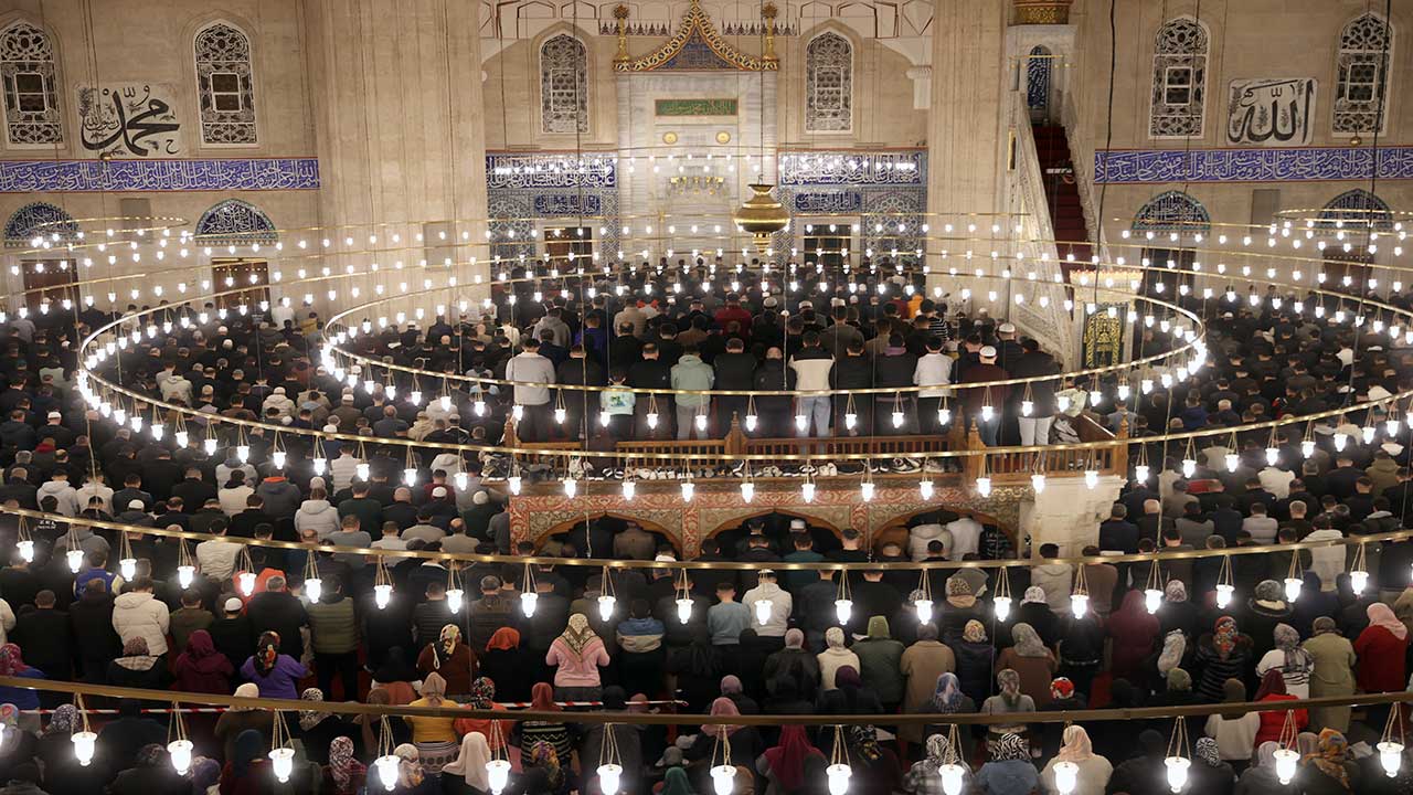 Bin aydan daha hayırlı müjde! Türkiye Kadir Gecesi'nde seccadeleri gözyaşlarıyla ıslattı!