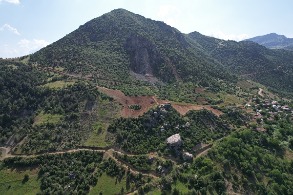 Foto - Bin rakımlı köyde böyle önlem alındı! Tonlarca ağırlıktaki dev kayalar köye yaklaştı! 
