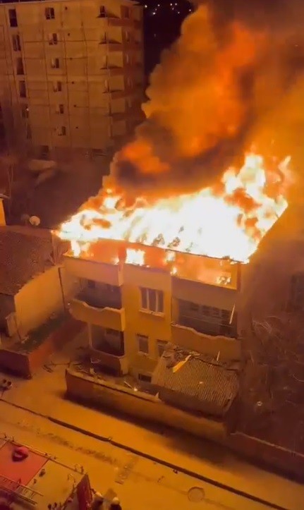 Bina cayır cayır yandı! Alevler geceyi aydınlattı