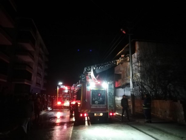 Foto - Bina cayır cayır yandı! Alevler geceyi aydınlattı