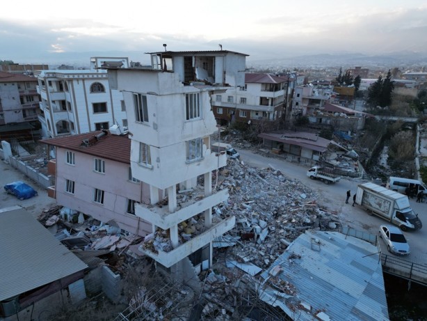 Bina çöktü, ek yapısı ayakta kaldı
