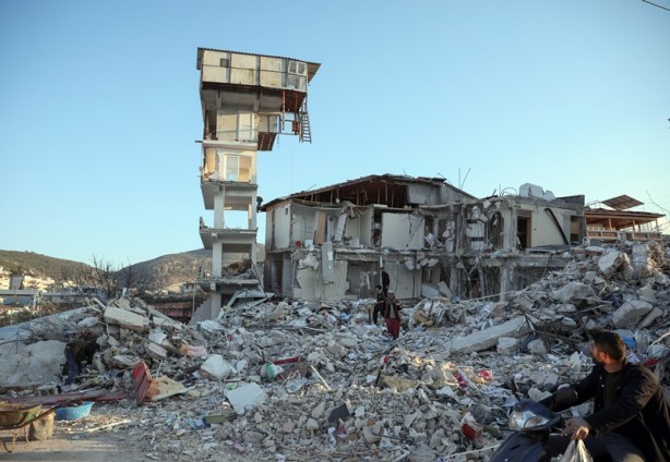 Foto - Bina çöktü, ek yapısı ayakta kaldı