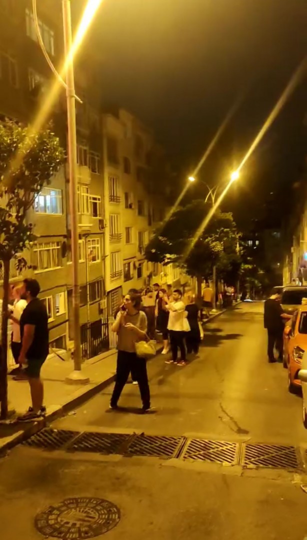 Foto - Bina yanarken mahallenin yaptığı akılalmaz hareketler olay oldu 