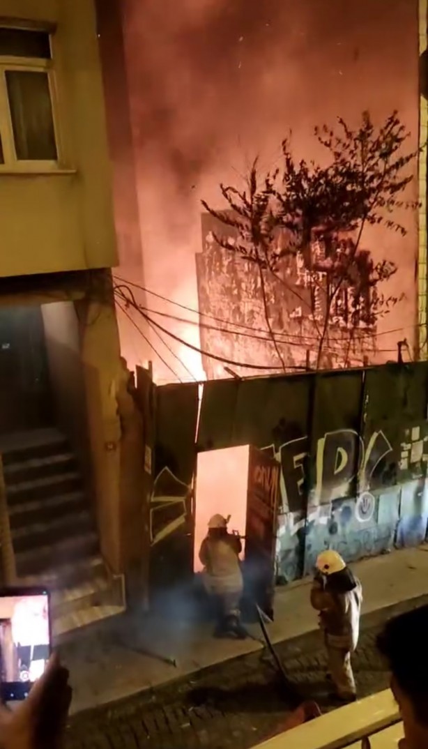 Foto - Bina yanarken mahallenin yaptığı akılalmaz hareketler olay oldu 