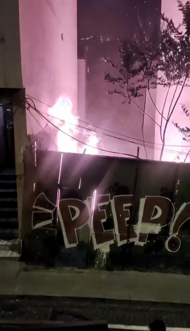 Foto - Bina yanarken mahallenin yaptığı akılalmaz hareketler olay oldu 