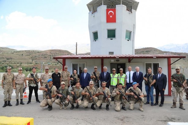 Foto - Binali Yıldırım Mehmetçikle bayramlaştı