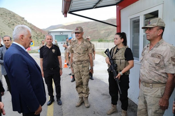 Binali Yıldırım Mehmetçikle bayramlaştı