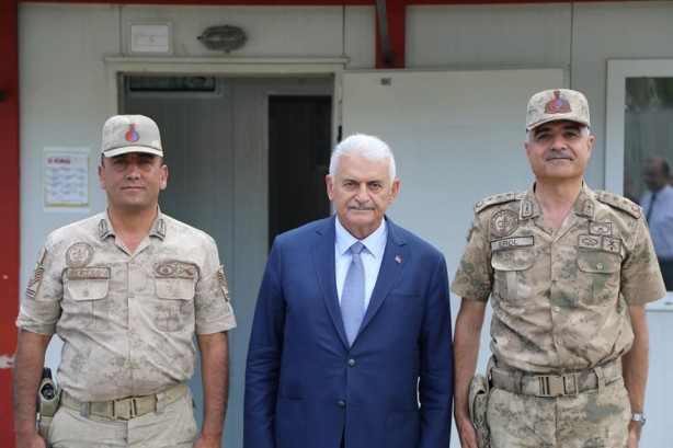 Foto - Binali Yıldırım Mehmetçikle bayramlaştı