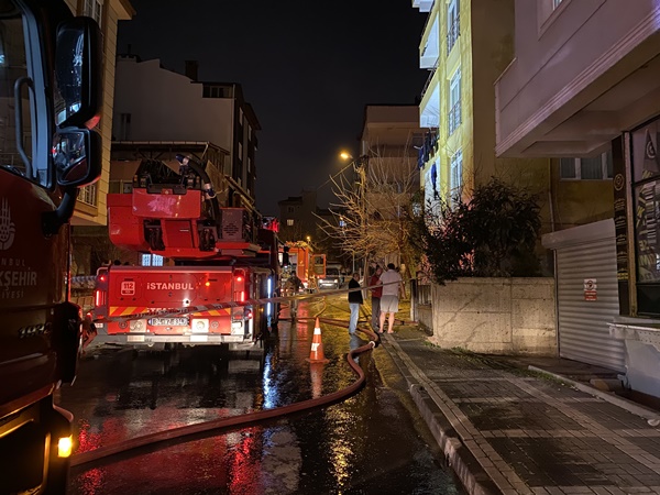 Binanın çatısı alevlere teslim oldu