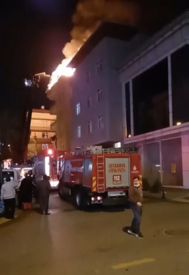Foto - Binanın çatısı alevlere teslim oldu