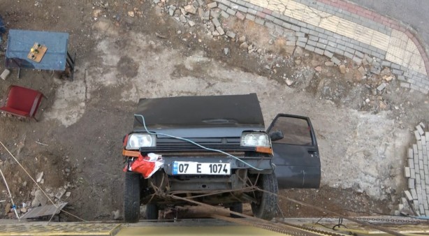 Foto - Binanın duvarına vinçle otomobil astı, sebebi ağızları açık bıraktı! Sen ne yaptın böyle Mehmet abi