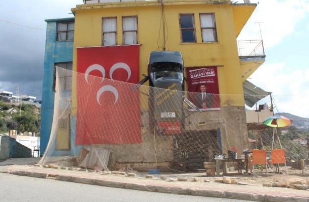 Foto - Binanın duvarına vinçle otomobil astı, sebebi ağızları açık bıraktı! Sen ne yaptın böyle Mehmet abi