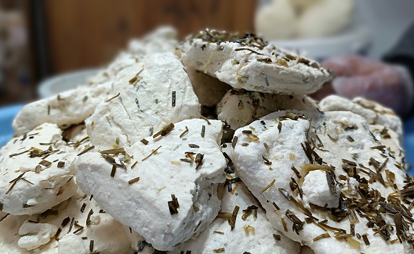 Binbir zahmetle hazırlanıyor! İşte o meşhur peynir