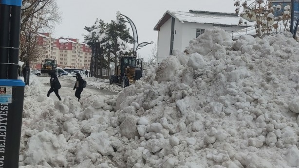 Foto - Bingöl’de 1,5 metrelik buz sarkıkları oluştu