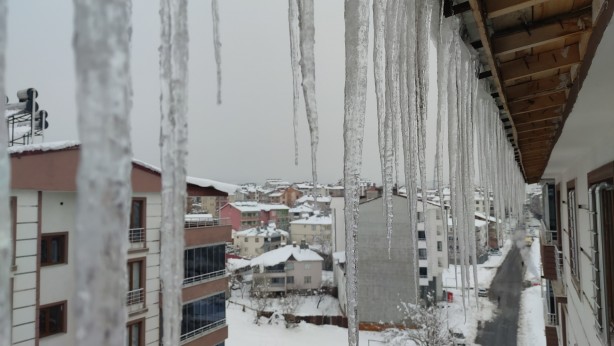 Foto - Bingöl’de 1,5 metrelik buz sarkıkları oluştu