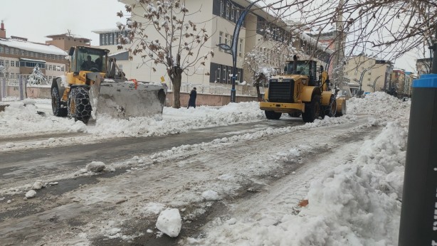 Foto - Bingöl’de 1,5 metrelik buz sarkıkları oluştu