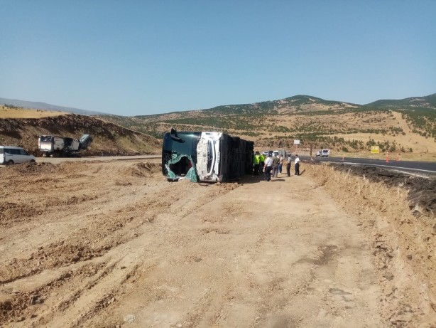 Foto - Bingöl’de yolcu otobüsü devrildi